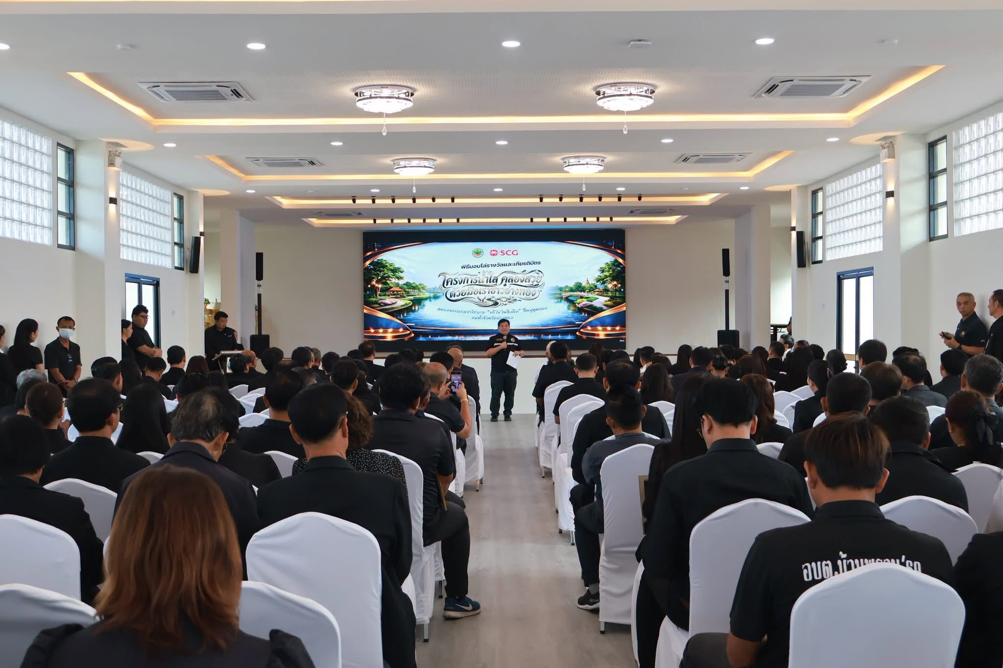 title - ส.ป.ก.อ่างทอง ร่วมเป็นเกียรติในพิธีมอบโล่รางวัลและเกียรติบัตรโครงการอ่างทองน้ำใส คลองสวย ด้วยมือเราชาวอ่างทอง สนองพระบรมราโชบาย 